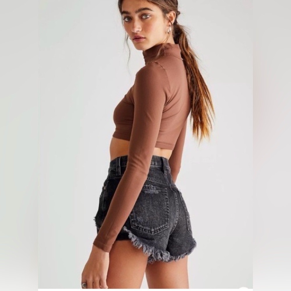 Free People Lasso High Rise Black Wash Raw Hem Distressed Denim Shorts Size 25